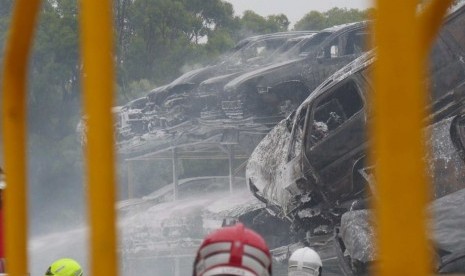 Kebakaran mobil telah menyebabkan asap tebal hingga beberapa kilometer dari lokasi kejadian.