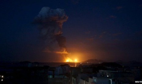 Kebakaran pabrik kimia di Zhangzhou tampak menerangi langit malam, Senin (6/4)