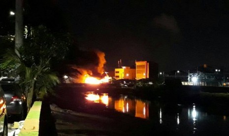 Kebakaran pemukiman di Jalan Citarum Atas, Cideng Tanah Abang Jakpus dalam proses pemadaman, Ahad (25/6), malam.. 