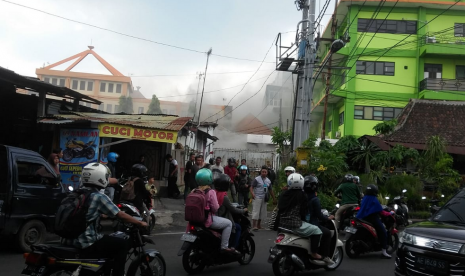 Kebakaran RSSA Malang. Kebakaran yang melanda RSSA Malang sempat menyebabkan kemacetan lalu lintas sekitar tempat kejadian.