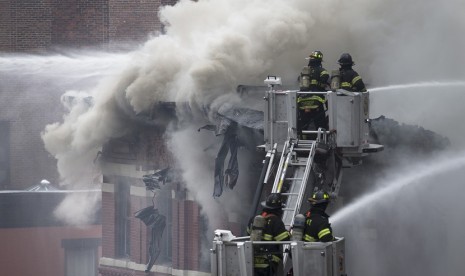 Kebakaran sebabkan dua gedung runtuh di Manhattan, New York