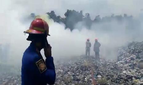 Kebakaran terjadi di area eks tempat pembuangan akhir (TPA) Cicabe, Kelurahan Jatihandap, Kecamatan Mandalajati, Kota Bandung, Jawa Barat, Senin (18/9/2023). 