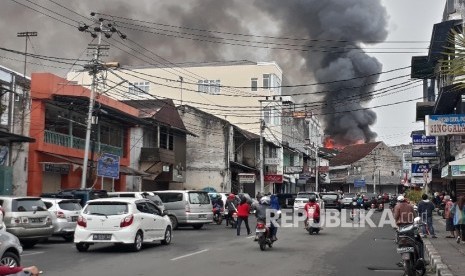 Kebakaran terjadi di Pasa Ateh (Pasar Atas) Bukittinggi, Senin (30/10).