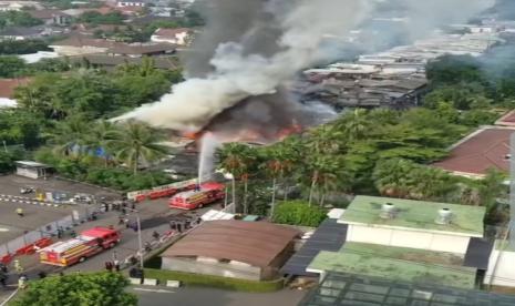 Kebakaran terjadi di permukiman padat di belakang mal Senayan City (Sency), Jakarta Selatan, Senin (26/10).