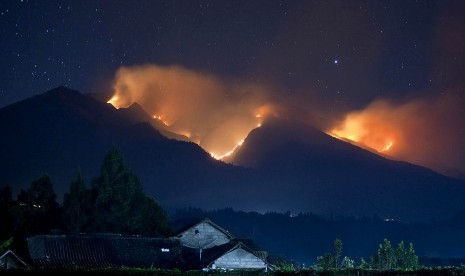 Kebakaran yang melanda Taman Nasional Gunung Merbabu terlihat dari kawasan Ngablak, Magelang, Jawa Tengah, Jumat (21/8) dini hari.