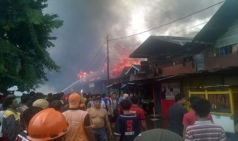 Kebakaran yang terjadi di kawasan pemukiman Bukit Duri, Tebet, Jakarta Selatan, Kamis (24/12).