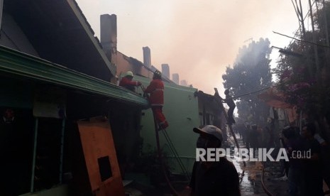 Kebakaran yang terjadi di pabrik tekstil merembet hingga pemukiman warga di Pasar Kliwon, Solo. Kebakaran juga memaksa proses penghitungan suara di TPS 07 ditunda sementara.