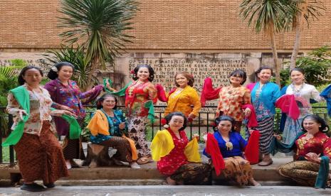 Kebaya merupakan warusan budaya Indonesia yang diusulkan ke UNESCO sebagai warisan budaya  Indonesia