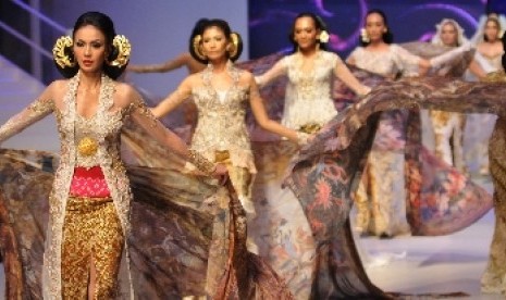 Kebaya, pakaian khas wanita Indonesia.