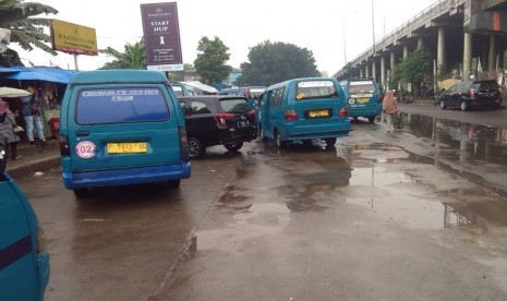 Keberadaan angkot di bawah flyover Cileungsi, Kabupaten Bogor, membuat macet dan semrawut lalu lintas didaerah tersebut. Angkot-angkot ini berhenti di berbagai tempat, mulai dari sisi jalan hingga tengah jalan.