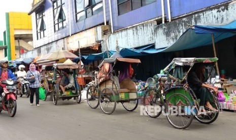 Keberadaan becak di kawasan Pasar Anyar, Bogor. 