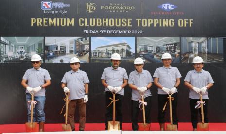 Keberadaan club house bagi kawasan perumahan modern sudah menjadi kebutuhan pokok. Tampak kegiatan topping off  pembangunan club house Bukit Podomoro