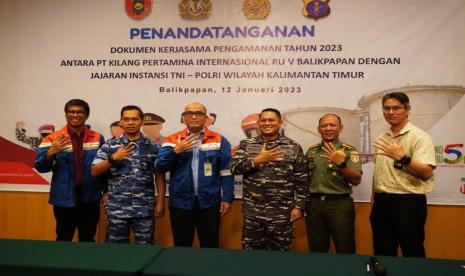  Keberadaan Kilang Balikpapan sebagai salah satu objek vital nasional bidang energi memerlukan dukungan dari para pemangku kepentingan. Salah satunya dibidang pengamanan. Untuk itu, Pertamina melalui PT Kilang Pertamina Internasional (KPI) Unit Balikpapan melakukan penandatanganan kerja sama pengamanan dengan TNI dan Polri Wilayah Kalimantan Timur di Balikpapan. (Kamis, 12/01).