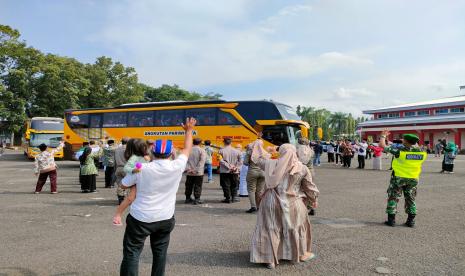 Keberangkatan calon jamaah haji Kabupaten Banyumas menuju Asrama Haji Donohudan, di GOR Satria Purwokerto, Rabu (22/6/22). Calon Jamaah Haji Banyumas Tunggu Kepastian Kenaikan Biaya Haji