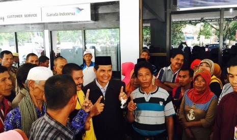 Keberangkatan Khayir diantar ratusan pendukung dan keluarga yang mengantarnya hingga ke Bandara Sultan Salahuddin, Bima, Ahad (6/9).