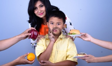 Kebiasaan anak makan sehat harus ditanamkan sejak usia dini.