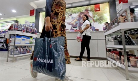 Kebijakan Kantong Plastik Tidak Gratis. Pembeli membawa kantong plastik setelah berbelanja di salah satu gerai retail di Cibinong City Mall, Bogor, Jawa Barat, Jumat (1/3/2019).