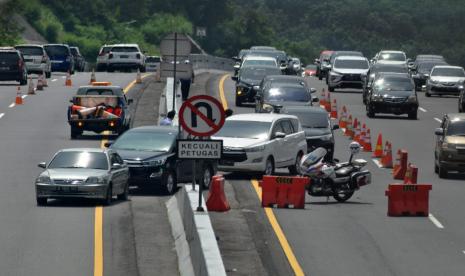 Kebijakan rekayasa lalu lintas contra flow 1 : 3 prioritas arus lalu lintas dari arah Semarang, kembali diberlakukan di ruas tol Semarang- Solo, mulai KM 427 hingga KM 430 guna mengurai kepadatan arus lalu lintas yang melonjak pada H+2 lebaran, Rabu (4/5).