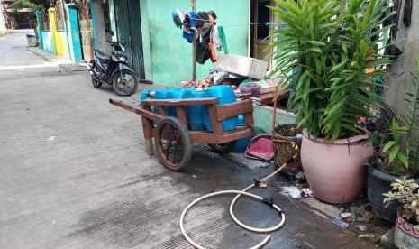 Kebocoran pipa distribusi air PDAM Tirta Benteng Kota Tangerang menjadi berkah bagi beberapa orang. Hayadi seorang warga yang memiliki sumur mendadak jadi penjual air bersih. Ia mendapat keuntungan dari warga yang membeli air. Tangerang, Senin (17/9).