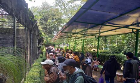 Kebun Binatang Bandung dipadati oleh wisatawan saat libur lebaran 1443 Hijriah, Rabu (4/5/2022). Direktur Center of Economics and Law Studies (Celios) Bhima Yudhistira memprediksi sektor pariwisata di daerah akan tumbuh lebih baik pada momen Lebaran tahun ini ketimbang periode sama tahun lalu. Sebab pada Lebaran tahun ini ada pelonggaran mudik ketimbang dua tahun lalu akibat Covid-19. 