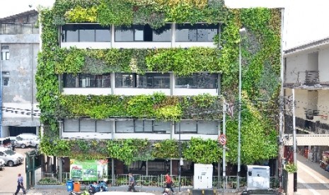 Kebun vertikal di sebuah perkantoran di Jakarta.