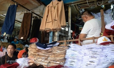 Kebutuhan Seragam Sekolah. Pembeli memilih seragam sekolah di Pasar Jatinegara, Jakarta Timur, Jumat (24/7).