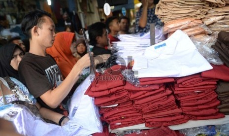 Kebutuhan Seragam Sekolah. Pembeli memilih seragam sekolah di Pasar Jatinegara, Jakarta Timur, Jumat (24/7).