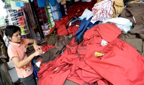 Kebutuhan Seragam Sekolah. Pembeli memilih seragam sekolah di Pasar Jatinegara, Jakarta Timur, Jumat (24/7).