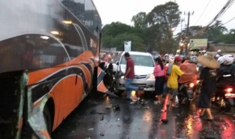 Kecelakaan beruntun akibat bus Pariwisata PO HS Transport yang diduga remnya blong menabrak sejumlah mobil dan motor di  Jalan Raya Puncak, Bogor, Jawa Barat Sabtu (22/4)