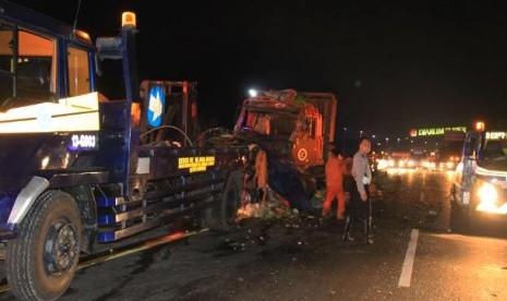 Kecelakaan beruntun terjadi di Tol Cipularang arah Jakarta KM 91 600, Jumat (5/10) sekitar pukul 19.30. Dalam Kondisi Jalan pelan, truk tronton tak mampu menghentikan laju kendaraan dan menabrak lima mobil serta satu bus di depannya. Belum ada laporan korb