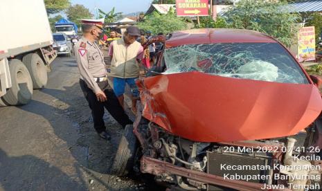  Kecelakaan beruntun yang melibatkan dua unit mobil dan satu unit truk.