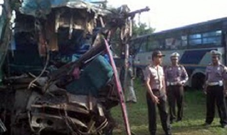 Kecelakaan Bus (ilustrasi). Polisi akan mengusut kecelakaan bus pariwisata SMA Sidoarjo di Tol Ngawi.