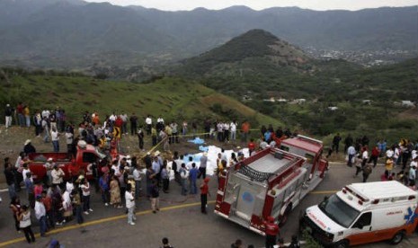  Kecelakaan bus mengakibatkan sedikitnya 32 orang tewas di barat daya negara bagian Guerrero, Meksiko, Ahad (24/6). 