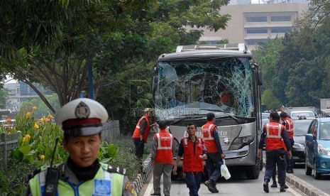 Kecelakaan bus Transjakarta di jalan Salemba, Jakarta Pusat, Senin (22/10).    (Agung Fatma Putra)