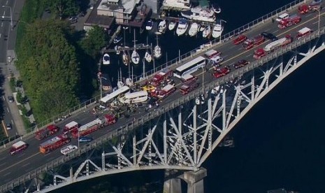 Kecelakaan di Jembatan Aurora, Seattle, AS, Jumat (25/9)