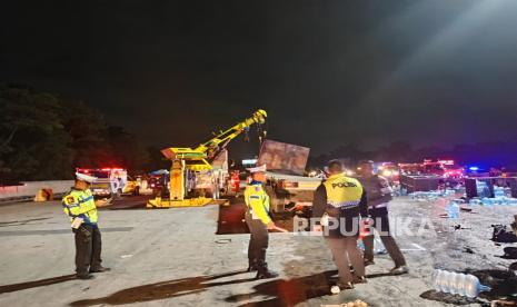 Kecelakaan kendaraan beruntun terjadi di Tol Jagorawi jalur B arah Jakarta di depan Gerbang Tol Ciawi 2 kilometer 41, Kota Bogor, Selasa (4/2/2025) sekitar pukul 23.30 WIB. Akibatnya, delapan orang meninggal dunia dan sebelas orang mengalami luka berat hingga luka ringan. 