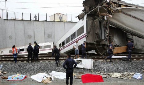  Kecelakaan kereta api di Santiago de Compostela, Spanyol, Rabu (24/7).   (AP/Antonio Hernandez)