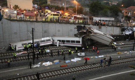  Kecelakaan kereta api di Santiago de Compostela, Spanyol, Rabu (24/7).   (AP/Antonio Hernandez)