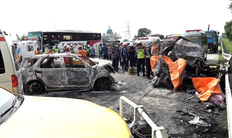 Kecelakaan KM 58 Tol Japek. Menko PMK sebut santunan kecelakaan selama arus mudik turun dibanding tahun lalu.