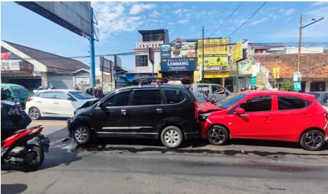 Kecelakaan lalu lintas beruntun melibatkan lima unit mobil terjadi di pertigaan Jalan AH Nasution- Jalan Rumah Sakit, Kecamatan Ujungberung, Kota Bandung, Sabtu (4/5/2024).