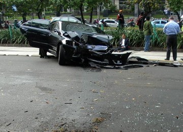  Kecelakaan lalulintas yang terjadi dikawasan Jalan Jenderal Sudirman, Jakarta Selatan, Rabu (20/4). Pengendara yang masih shock duduk di sisi kendarannya yang ringsek di bagian depan.