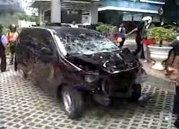 Kecelakaan maut terjadi di sekitar Tugu, Tani, Jakarta Pusat, Ahad (21/1). Sebuah Xenia Hitam bernomor polisi,  B 2479 XI menabrak pejalan kaki. (Video Capture)