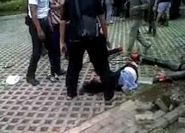 Kecelakaan maut terjadi di sekitar Tugu, Tani, Jakarta Pusat, Ahad (21/1). Sebuah Xenia Hitam bernomor polisi,  B 24878 menabrak pejalan kaki. (Video Capture)