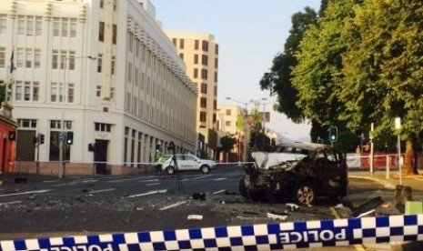 Kecelakaan tabrakan terjadi Jumat (22/1) pukul 01.00 di pusat kota Hobart, Australia. Seorang bayi lahir selamat, sedangkan ibunya meninggal dunia.