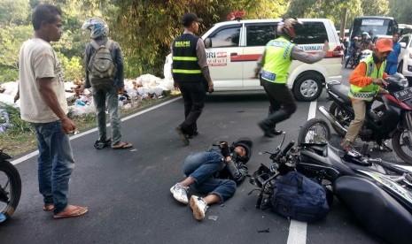 Kecelakaan terjadi di turunan puspa kawasan Gentong Kecamatan Kadipaten Kabupaten Tasikmalaya pada Selasa, (12/6) sekitar pukul 16.00 WIB. Kecelakaan melibatkan satu unit sepeda motor dan satu unit mobil.