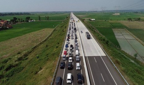 Kecelakaan tol pejagan - pemalang , Kamis (30/5) sedang ditangani petugas kepolisian. Akibat kecelakaan tersebut terjadi kemacetan sekitar 3 km.