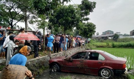 Kecelakaan tunggal terjadi di Jalan Gubernur Sewaka, Kelurahan Sambongpari, Kecamatan Mangkubumi, Kota Tasikmalaya, Kamis (30/1). Mobil yang mengalami kecelakaan terperosok ke sawah warga di pinggir jalan karena hilang kendali. 