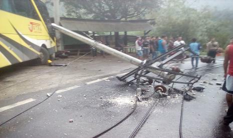 Kecelakaan tunggal terjadi di Jalur Gentong, Kecamatan Kadipaten, Kabupaten Tasikmalaya, Jumat (14/8) sore. Tak ada korban jiwa akibat kejadian itu, tapi arus lalu lintas sempat tersendat. Dok. Polresta Tasikmalaya.