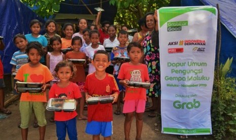 Keceriaan pengungsi anak di Maluku Tengah saat menerima makanan siap santap.