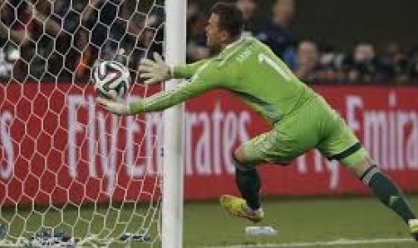 Kecerobohan kiper Rusia Igor Akinfeev saat menjaga gawangnya dari gempuran pemain Korea Selatan